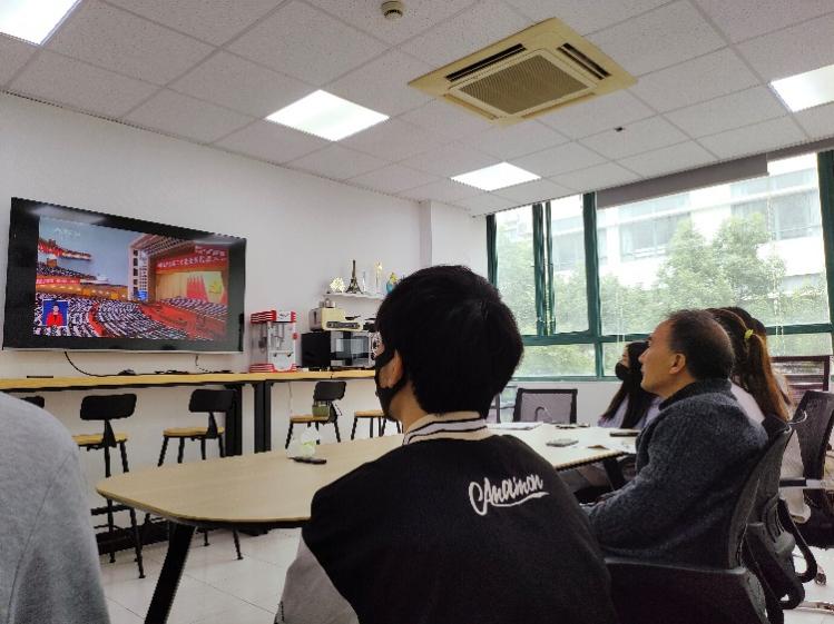 党总支书记张一飞和学生入党积极分子一起学习党的二十大精神 党总支书记张一飞和学生入党积极分子一起学习党的二十大精神