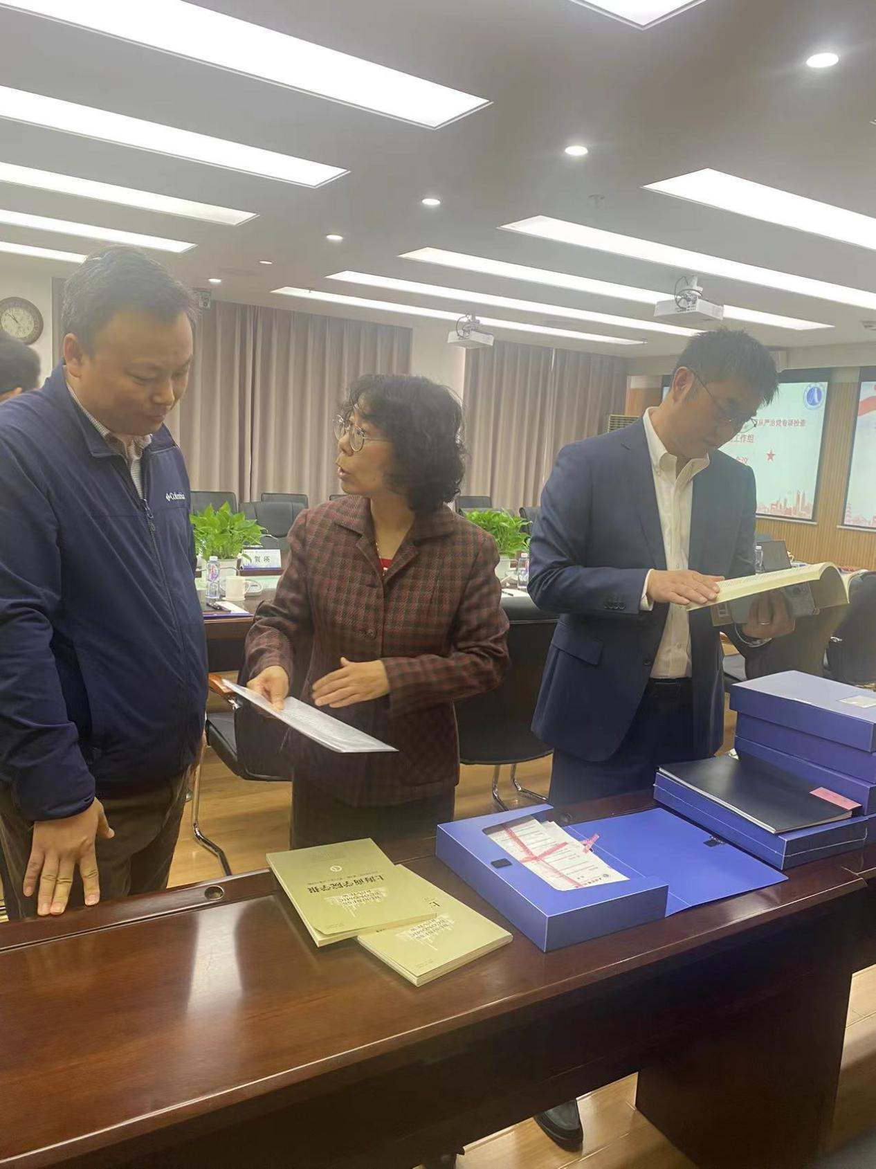 图为贺瑛副校长审阅各部门台账资料 图为贺瑛副校长审阅各部门台账资料