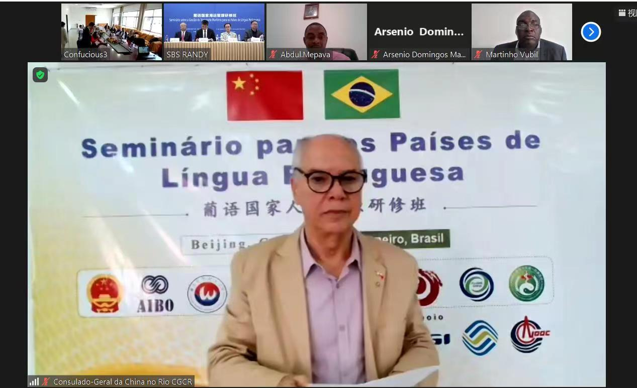 图为学员代表发言 图为学员代表发言