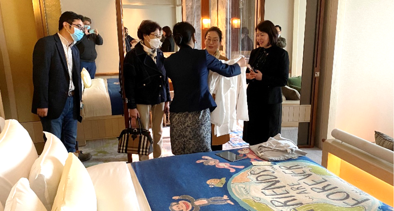 姜红院长一行参观阿那迪酒店客房 姜红院长一行参观阿那迪酒店客房