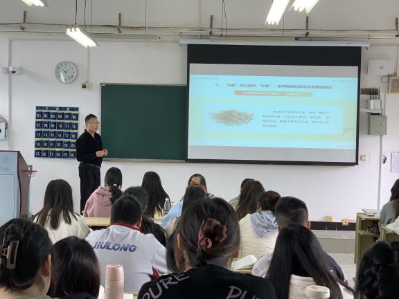 姚志鹏老师在授课中