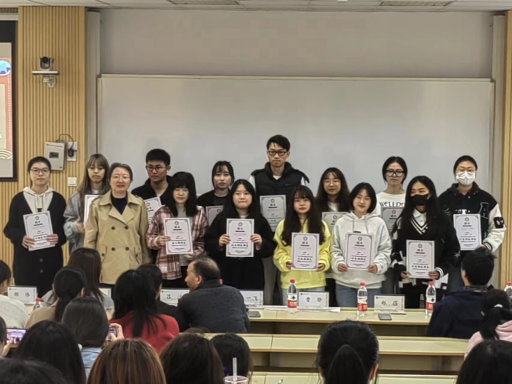 (郑蓓老师为社团管理人员颁发聘书) (郑蓓老师为社团管理人员颁发聘书)