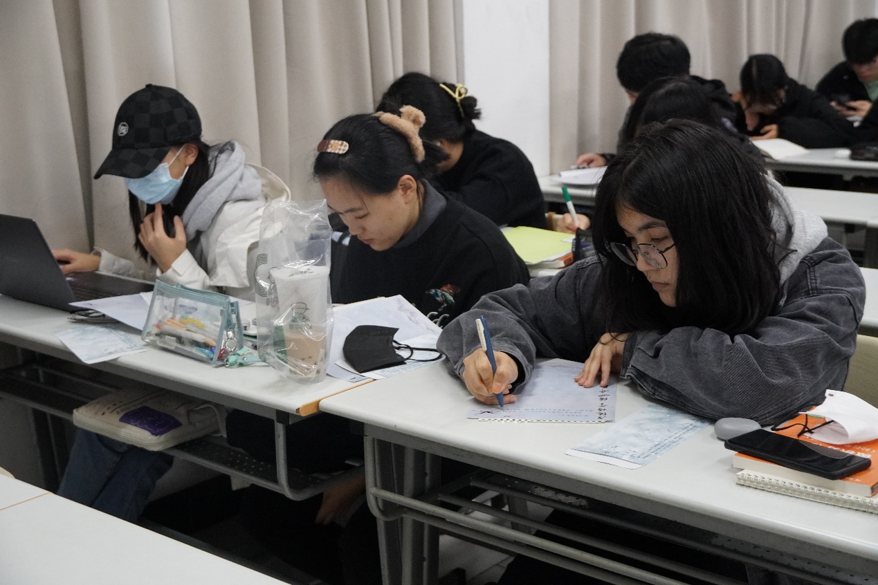 (图为同学们在认真写信) (图为同学们在认真写信)