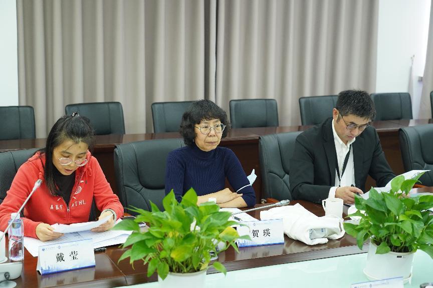 图为贺瑛副校长聆听工作汇报