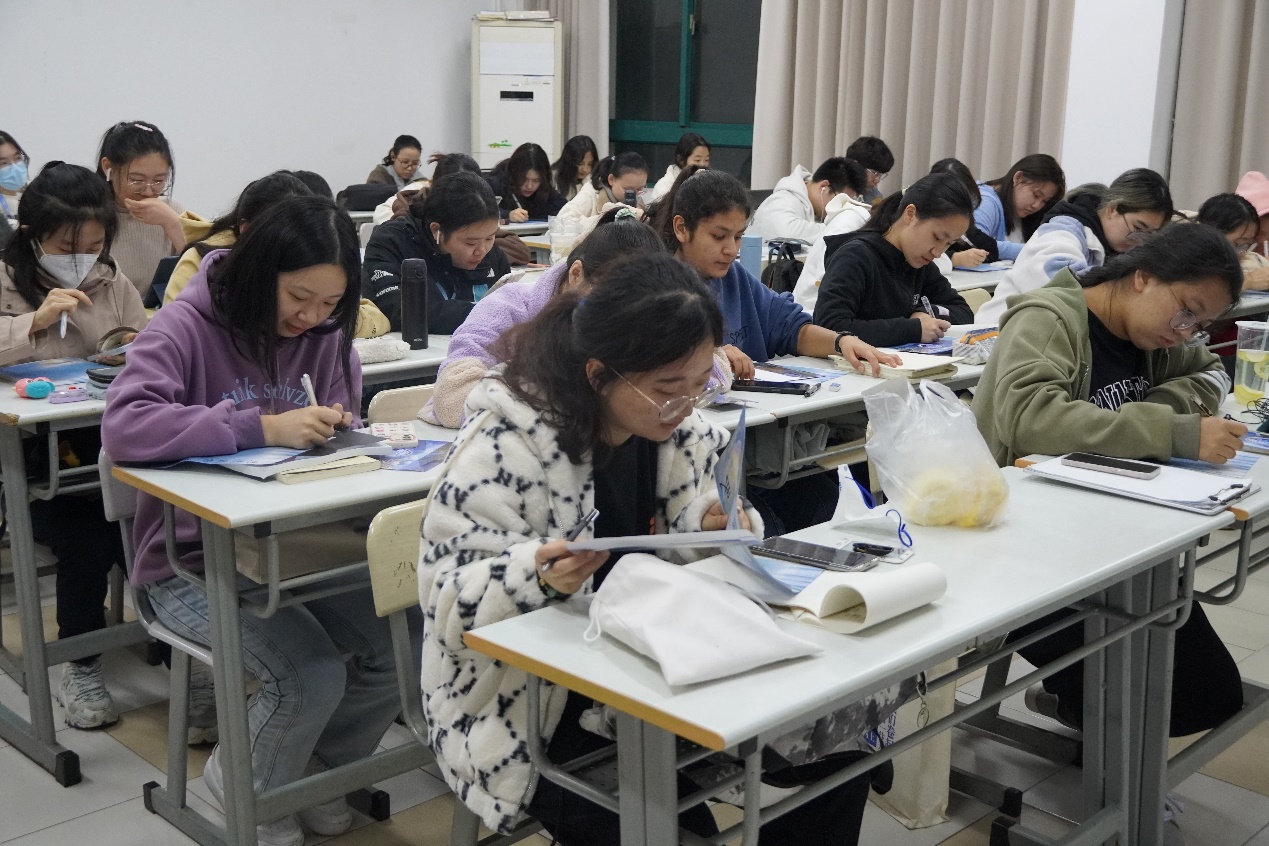 (图为同学们在认真写信) (图为同学们在认真写信)