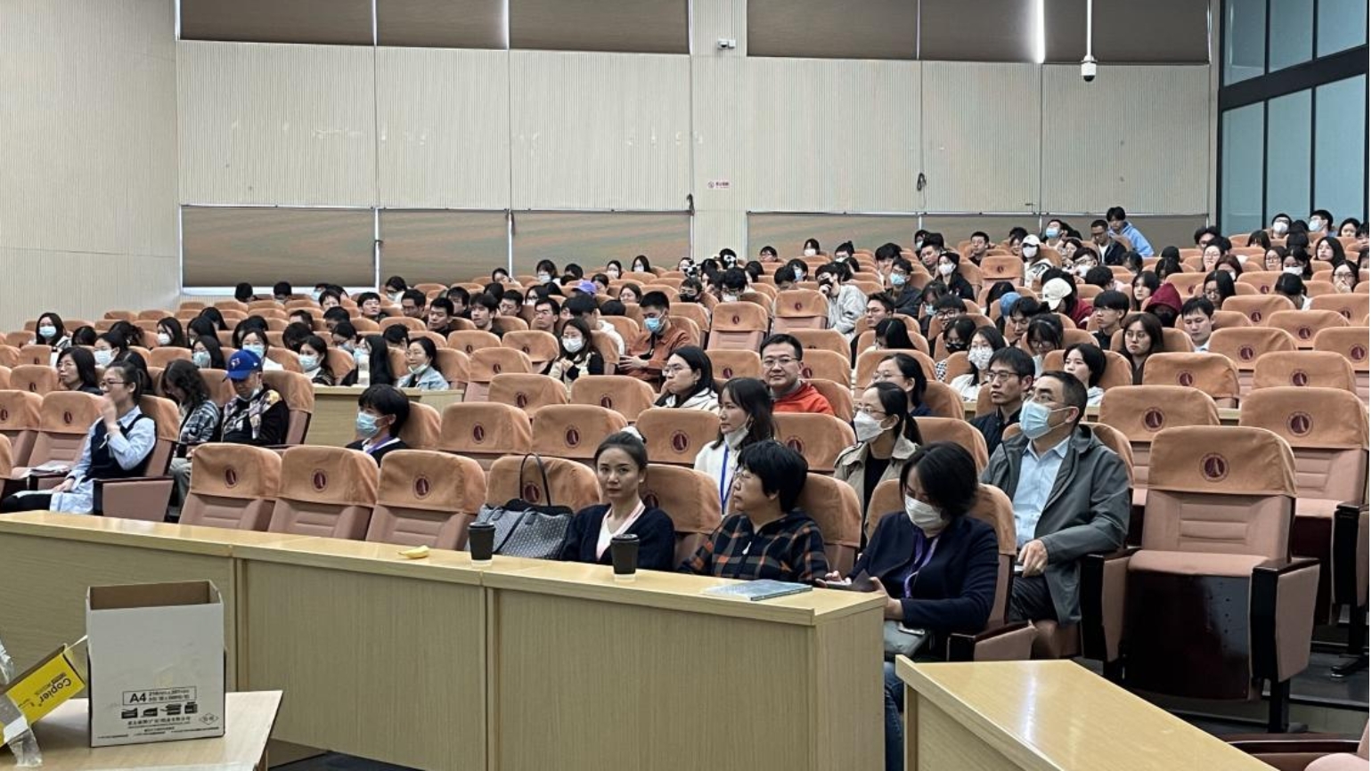 图为全体参会教师与毕业生