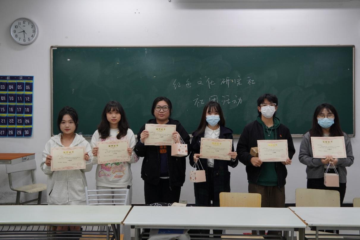 图为获奖同学合影 图为获奖同学合影