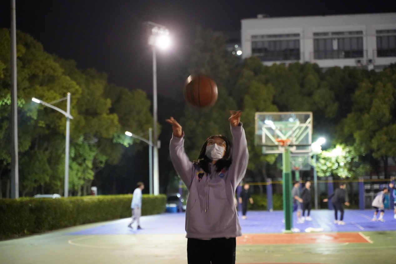 (图为工商管理222班女生罚球) (图为工商管理222班女生罚球)