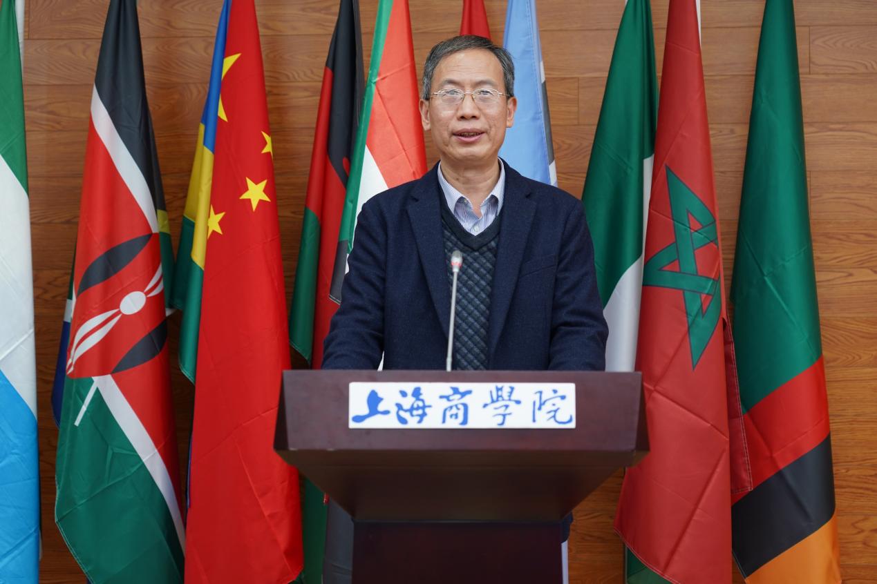 图为专家代表发言 图为专家代表发言