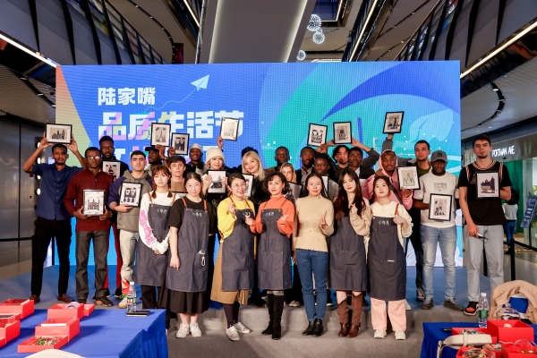 图为参加“浦东新场土布”非遗文化体验的人员合影