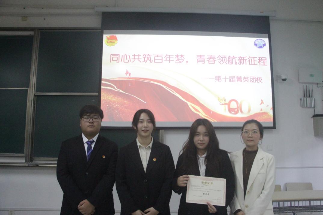 (图为林孜为体育部、生活权益部、宣传部颁发二等奖) (图为林孜为体育部、生活权益部、宣传部颁发二等奖)