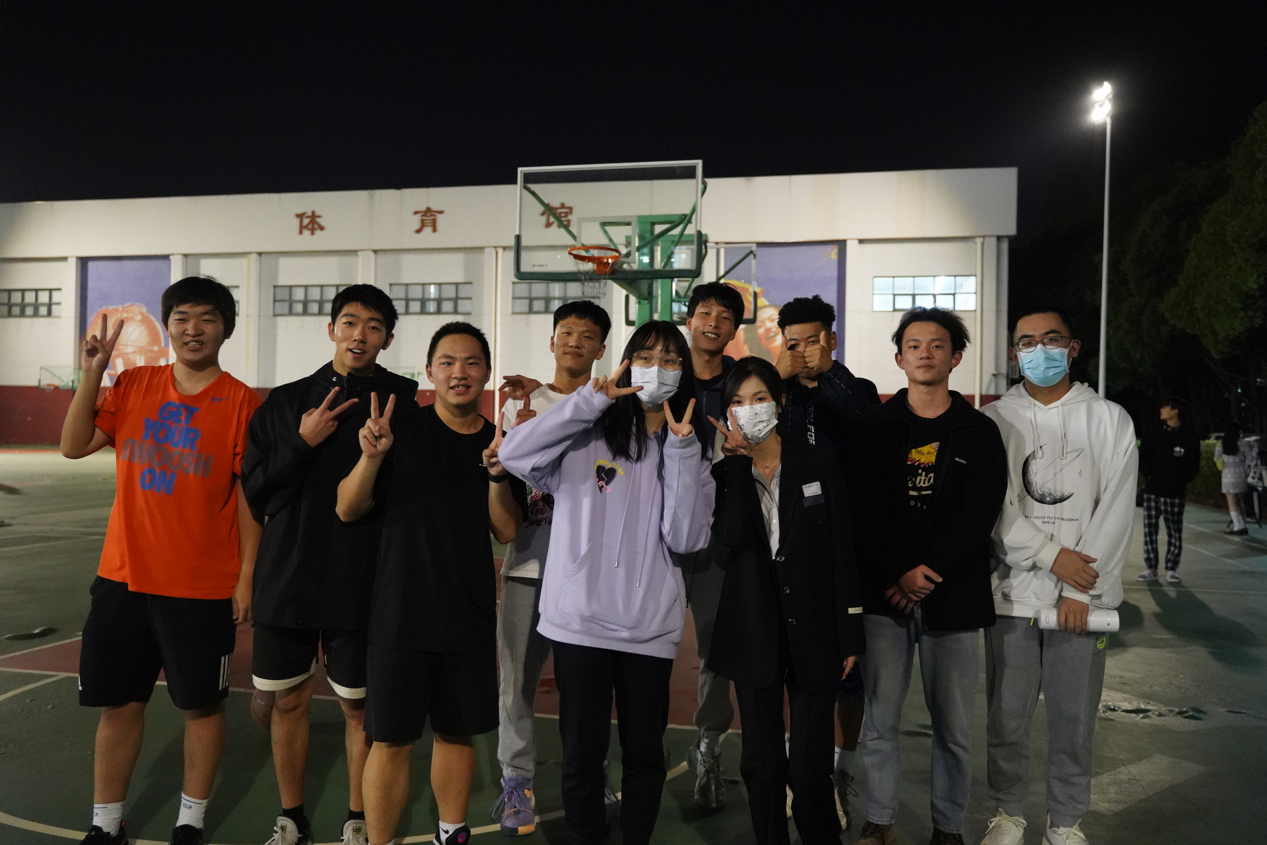 (图为冠军赛后合照) (图为冠军赛后合照)