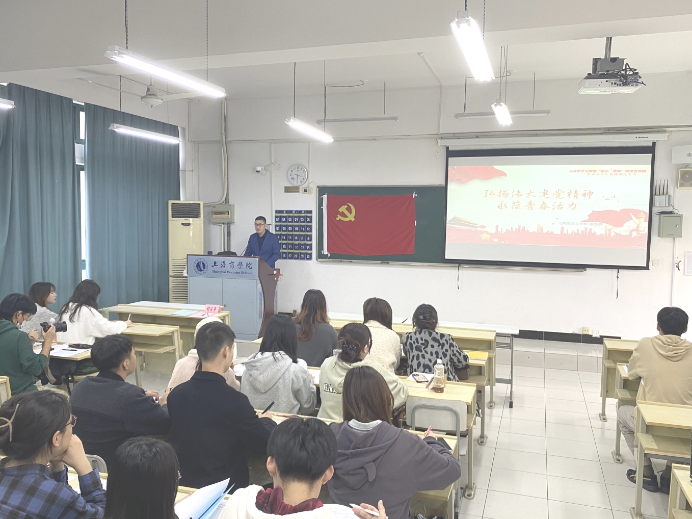 图为李新亮作开班第一讲 图为李新亮作开班第一讲