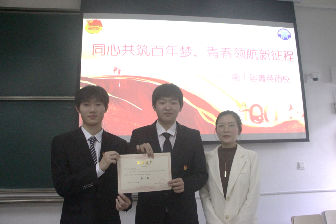 (图为林孜为获奖同学颁发一等奖) (图为林孜为获奖同学颁发一等奖)