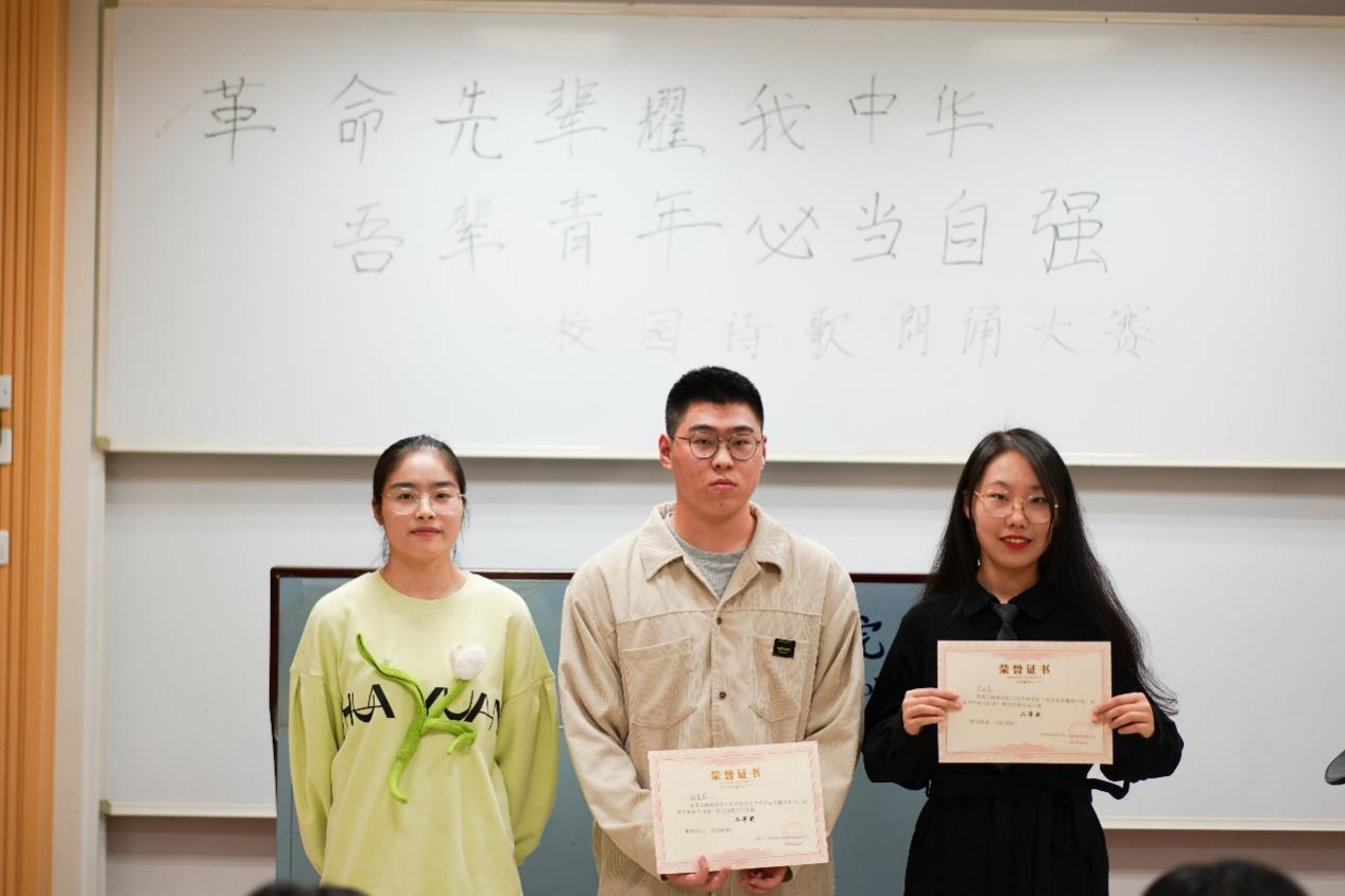 (图为刘瑜为获奖同学颁发二等奖) (图为刘瑜为获奖同学颁发二等奖)