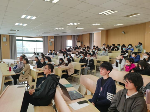 图为我校师生聆听讲座 图为我校师生聆听讲座