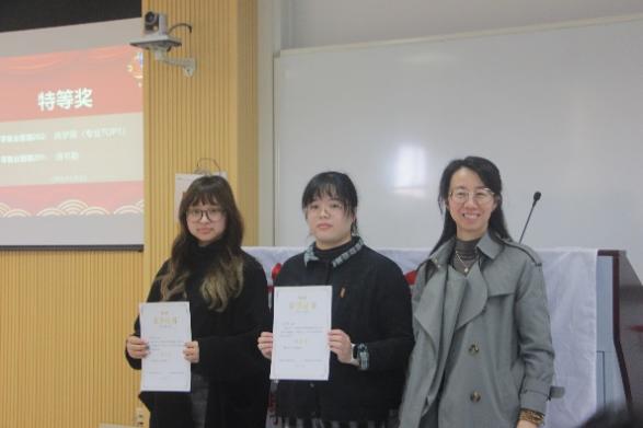 (老师们分别为获奖学生颁奖) (老师们分别为获奖学生颁奖)