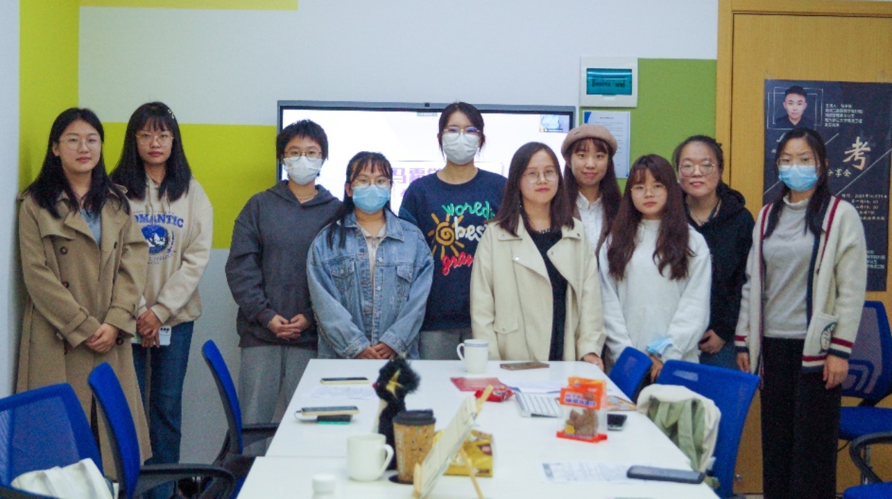 图1:马霜学姐与商业大数据俱乐部成员 图1:马霜学姐与商业大数据俱乐部成员