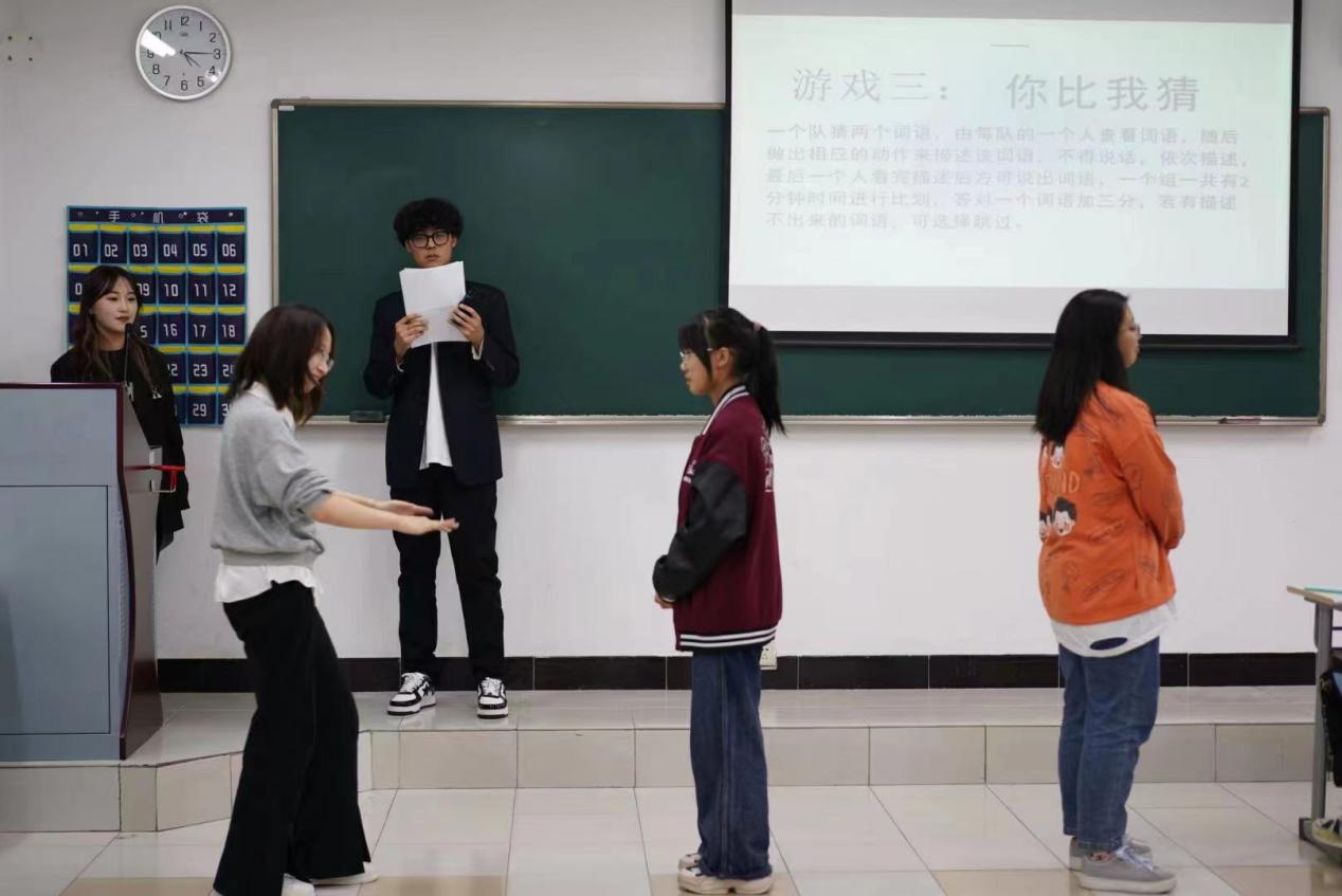 图为“你比我猜”游戏环节 图为“你比我猜”游戏环节