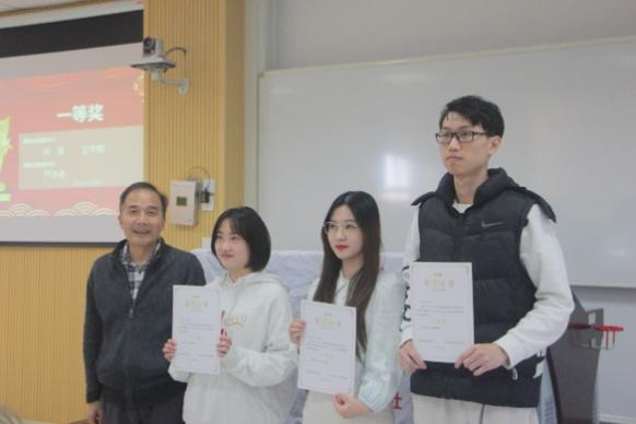 (老师们分别为获奖学生颁奖) (老师们分别为获奖学生颁奖)