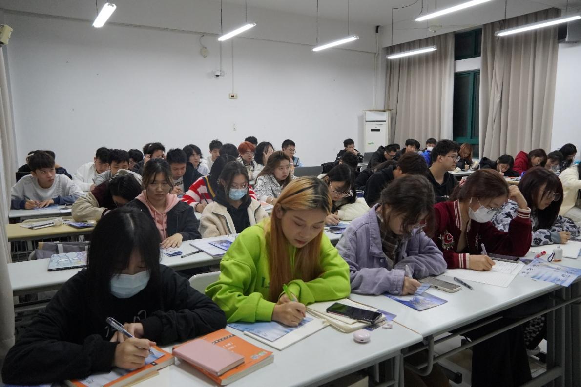 (图为同学们在认真写信) (图为同学们在认真写信)