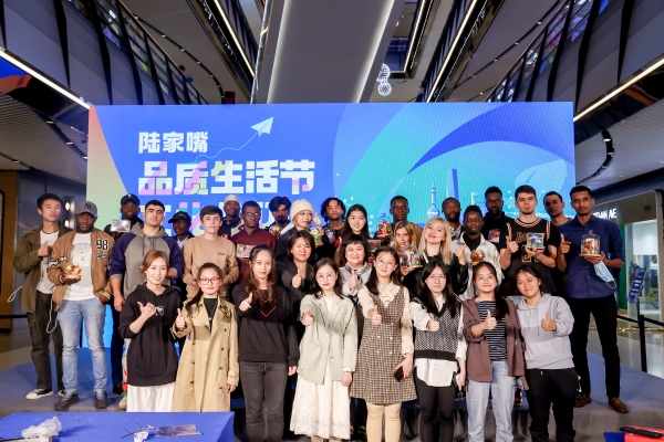 图为参加花艺文化创作体验活动的人员合影