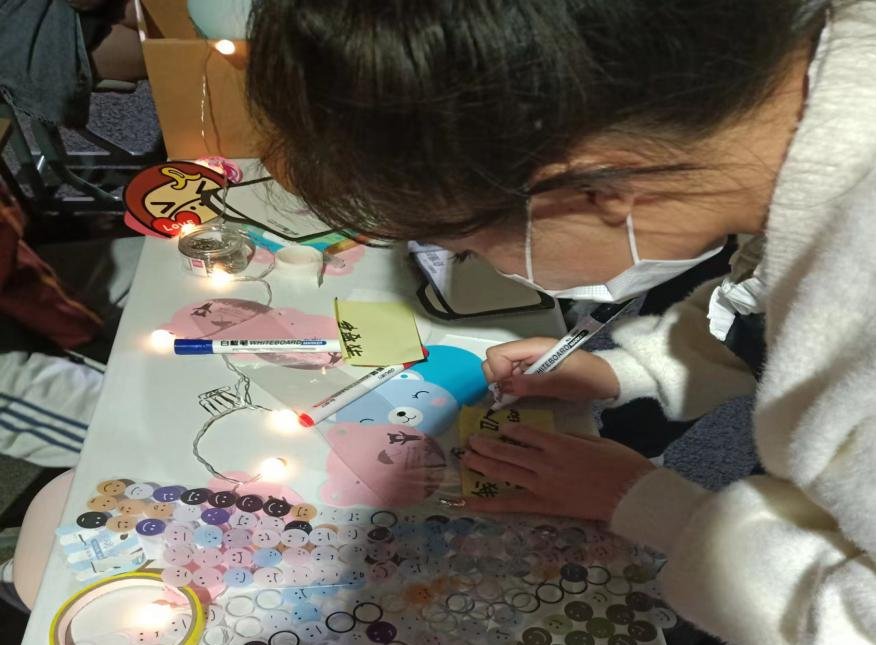 参与活动的学生写下自己的心情 参与活动的学生写下自己的心情