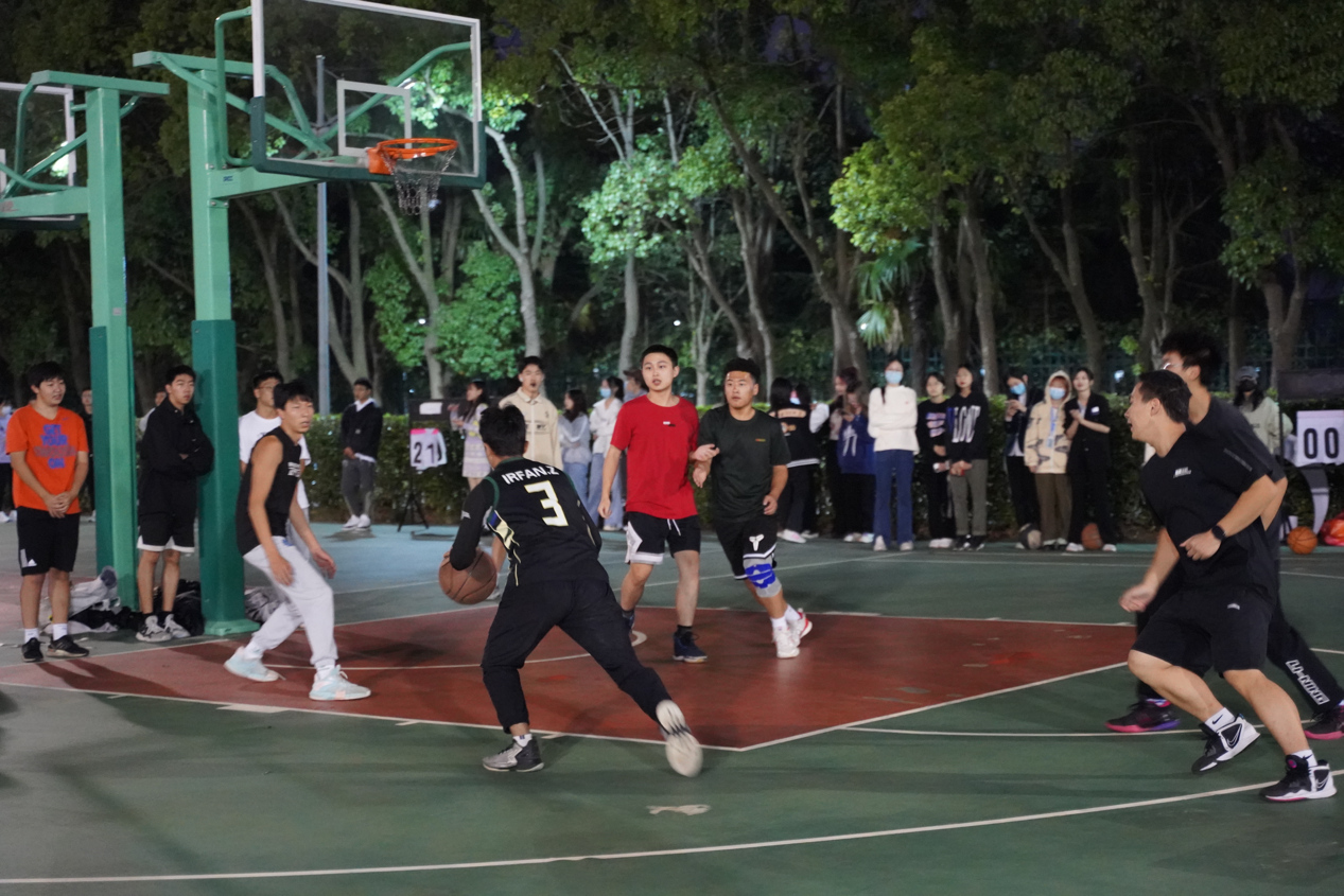 (图为新生3v3篮球赛决赛现场) (图为新生3v3篮球赛决赛现场)