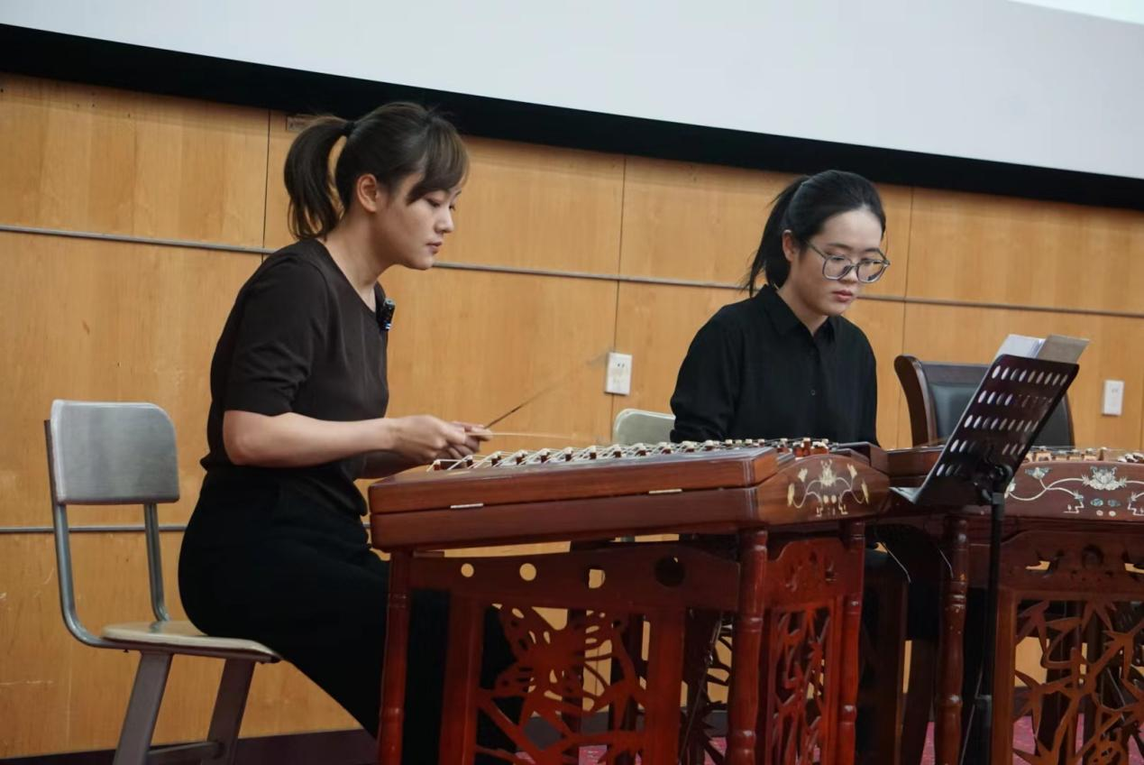 牛矾琼带领来自上海音乐学院本科三年级的学生共同演奏了经典扬琴曲 牛矾琼带领来自上海音乐学院本科三年级的学生共同演奏了经典扬琴曲