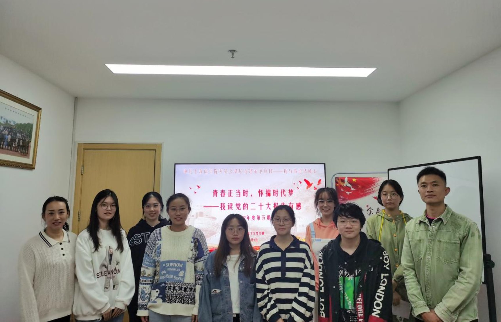 图为活动参与人员合影