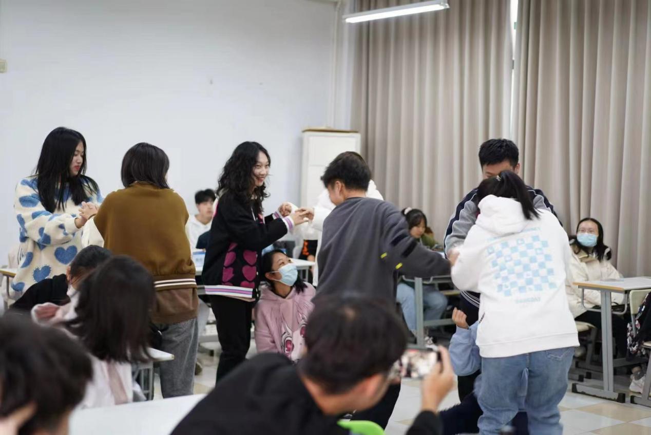 图为“大树与松鼠”游戏环节 图为“大树与松鼠”游戏环节