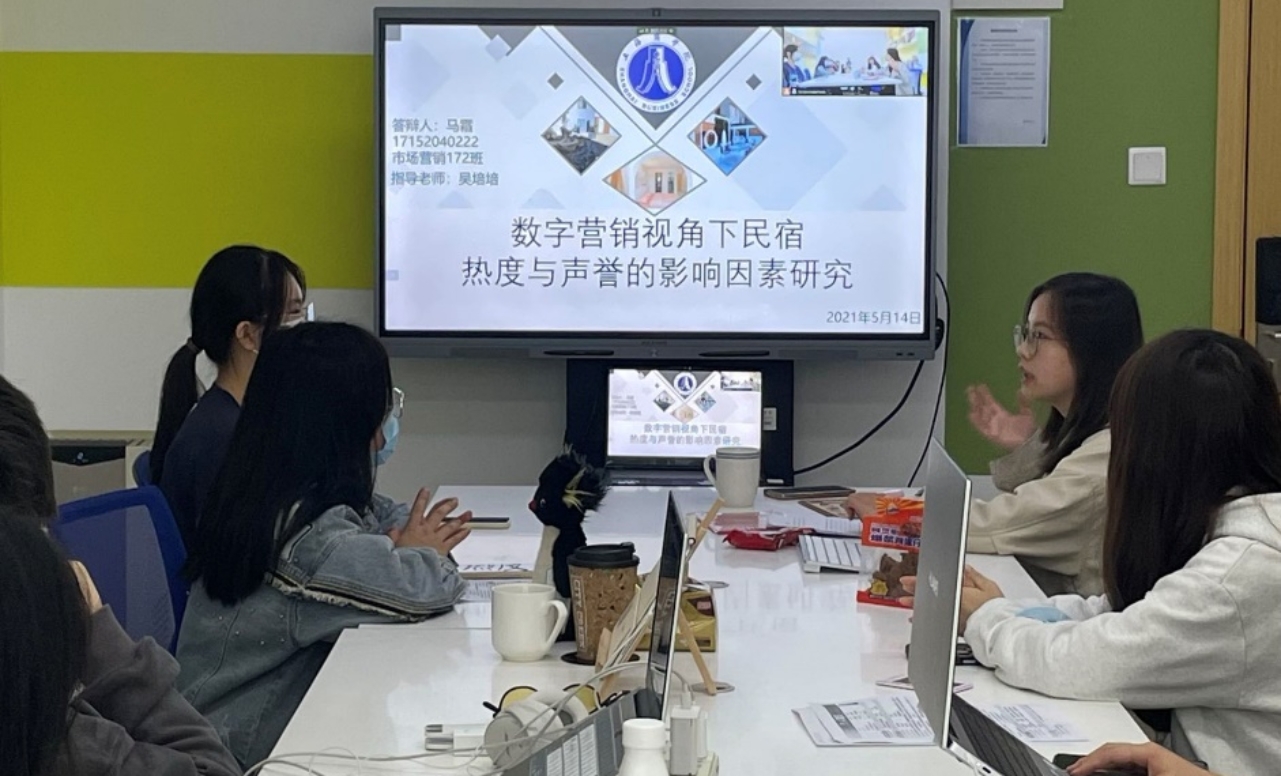 图2:马霜学姐分享论文撰写经验 图2:马霜学姐分享论文撰写经验