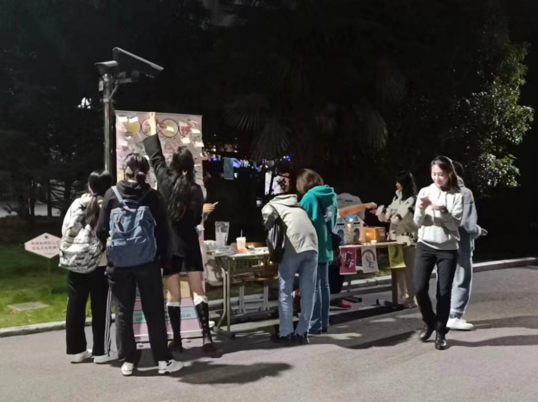 学生在参加情绪交换商店活动 学生在参加情绪交换商店活动