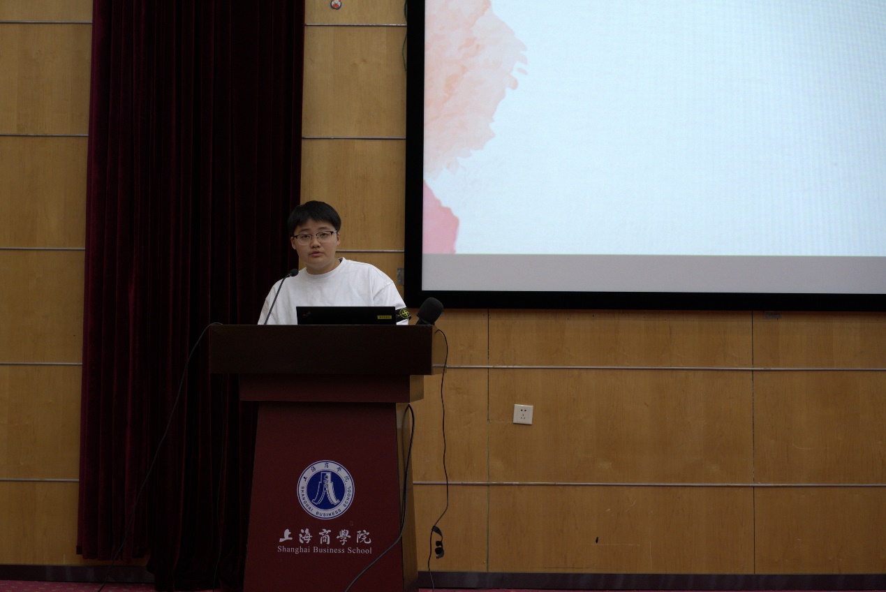 (图为志愿者部副部长毛林杰介绍活动) (图为志愿者部副部长毛林杰介绍活动)