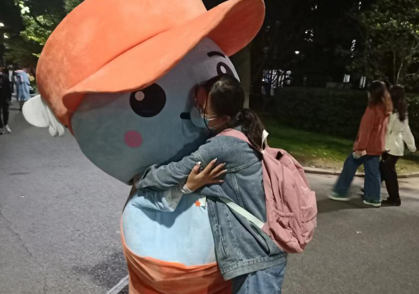 学生和商宝拥抱 学生和商宝拥抱