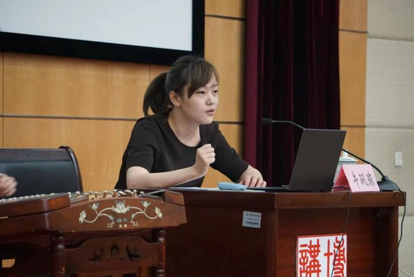 牛矾琼在讲课 牛矾琼在讲课