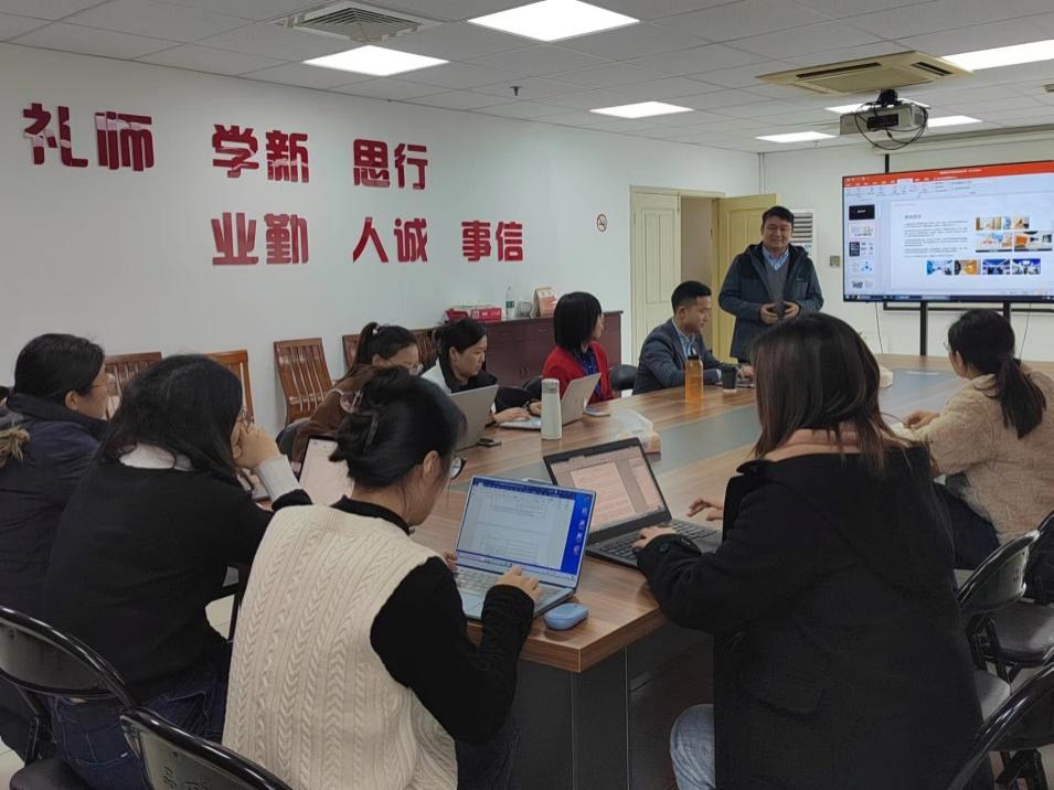 图为座谈交流现场 图为座谈交流现场