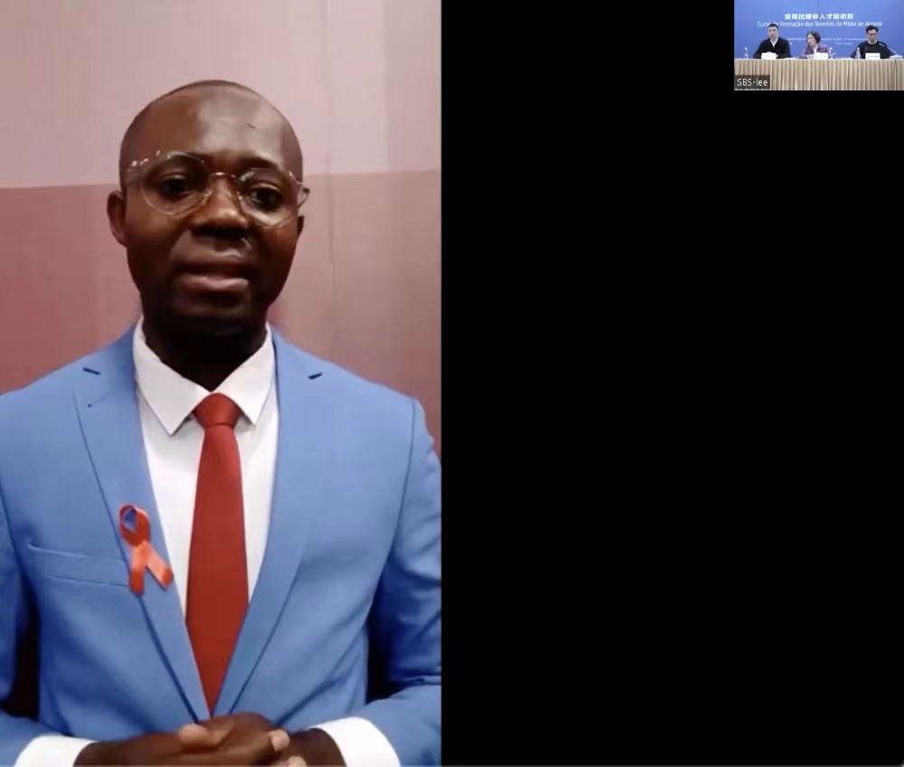 图为学员代表发言 图为学员代表发言