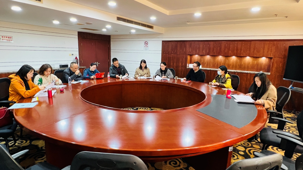 图为分组讨论 图为分组讨论