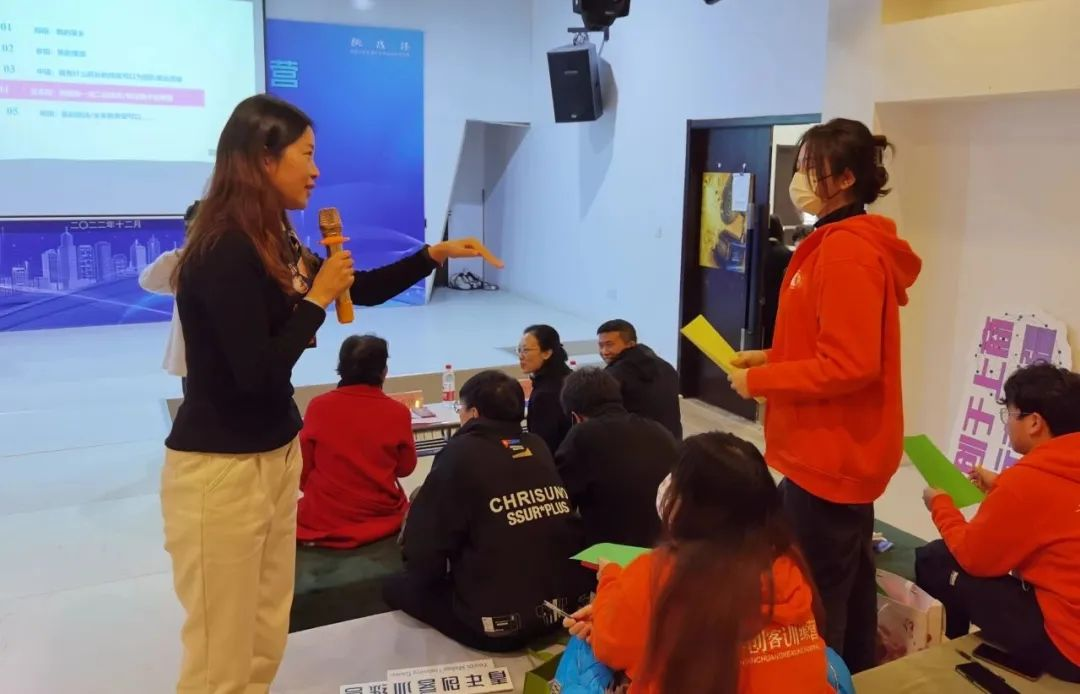 觉群青年创业服务中心副主任、人社部SYB上海创业讲师、上海市创业指导专家徐亚国讲课