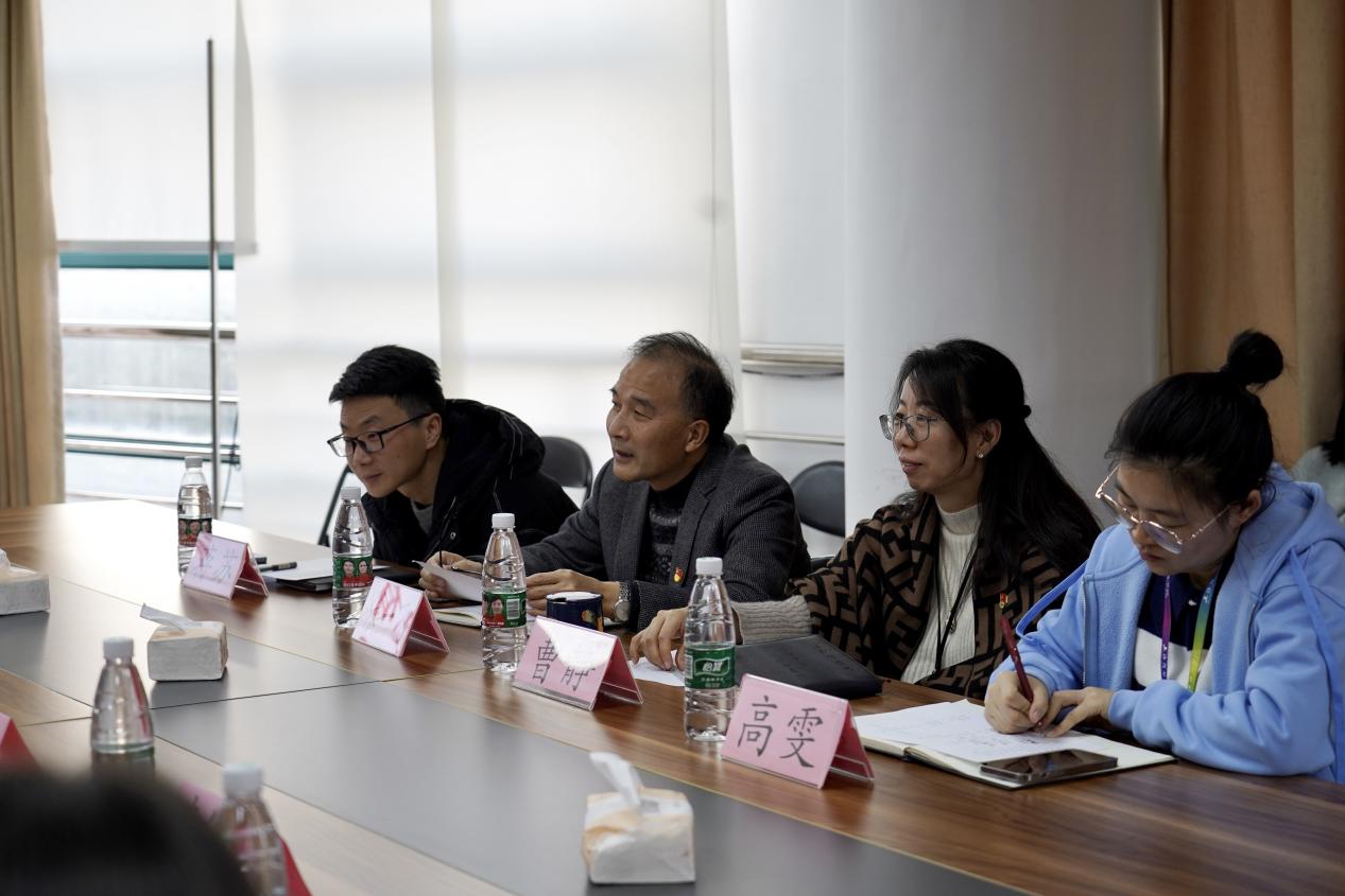 (图为嘉宾们为同学答疑解惑) (图为嘉宾们为同学答疑解惑)