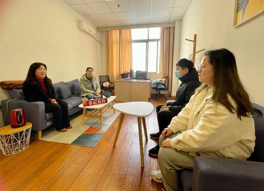 (图为上午商务外语学院“书记有约”就业座谈活动现场) (图为上午商务外语学院“书记有约”就业座谈活动现场)