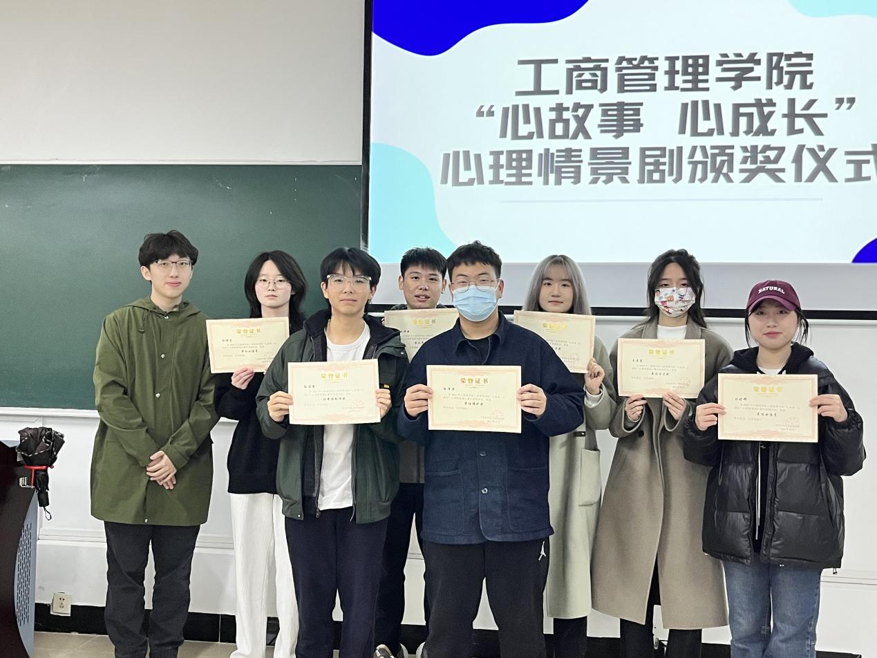 (图为顾昊楠为获奖个人颁奖) (图为顾昊楠为获奖个人颁奖)