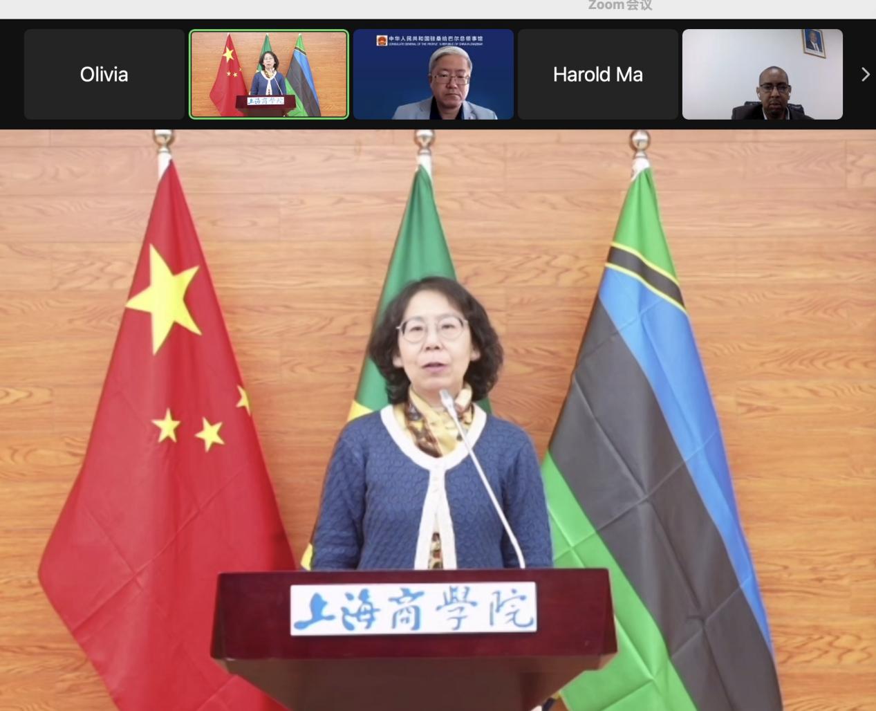 图为贺瑛发言 图为贺瑛发言