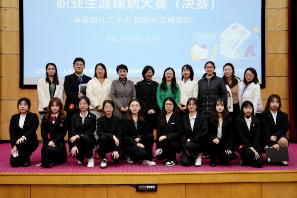 图为参赛选手与评委老师合影 图为参赛选手与评委老师合影