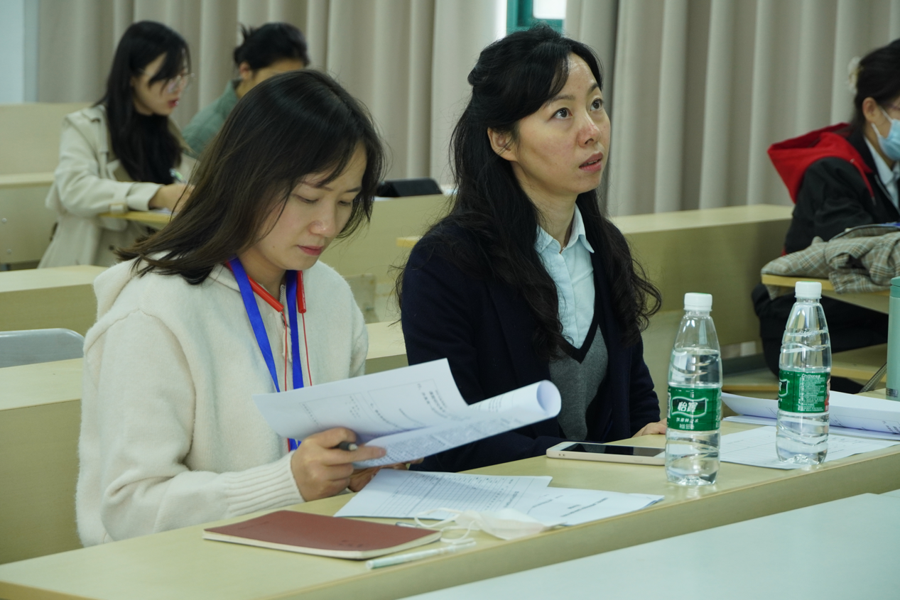 (图为江江和赵黎黎聆听答辩) (图为江江和赵黎黎聆听答辩)