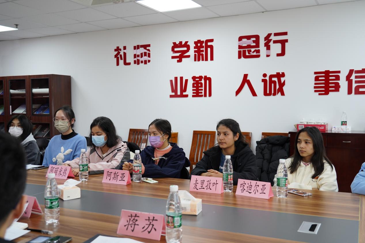 (图为同学们讲述自我近况) (图为同学们讲述自我近况)