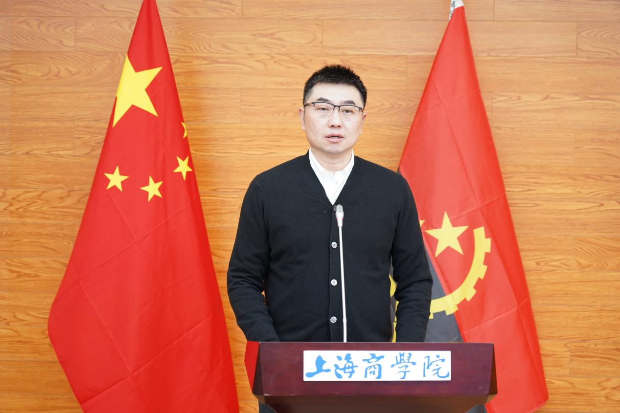 图为陈巍发言 图为陈巍发言