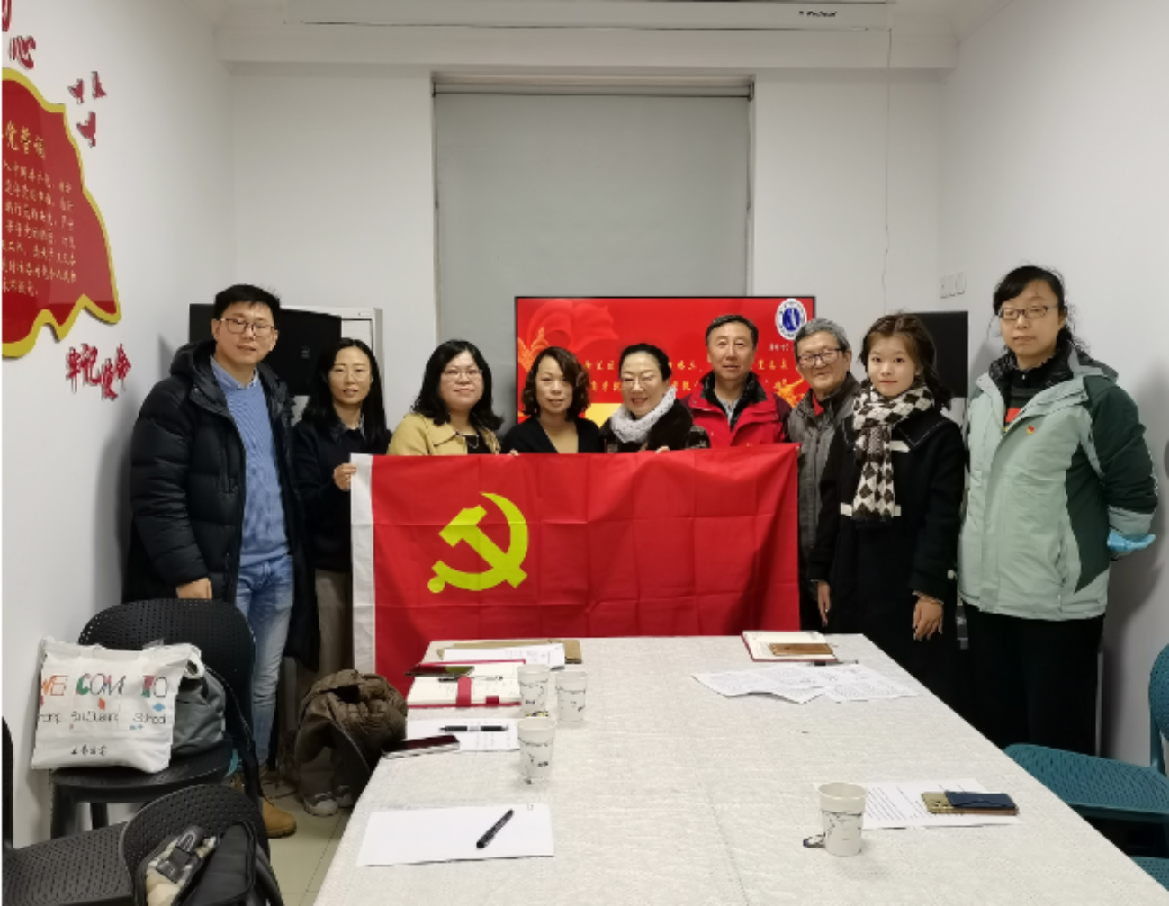 图为酒店管理学院教职工第一党支部走访田林三村四村居委