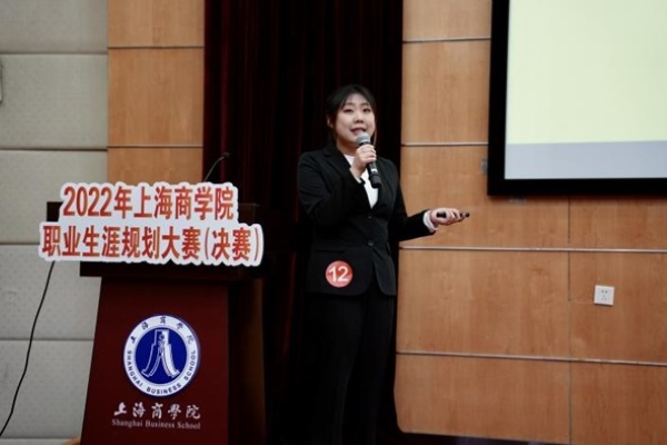 图为参赛选手在参加决赛 图为参赛选手在参加决赛